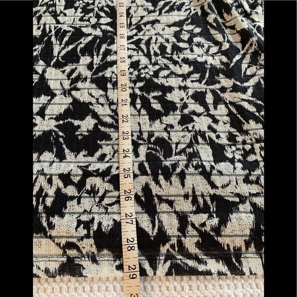 Flowered knit top. Open neck with peek of built-in tank - XL - Picture 6 of 7